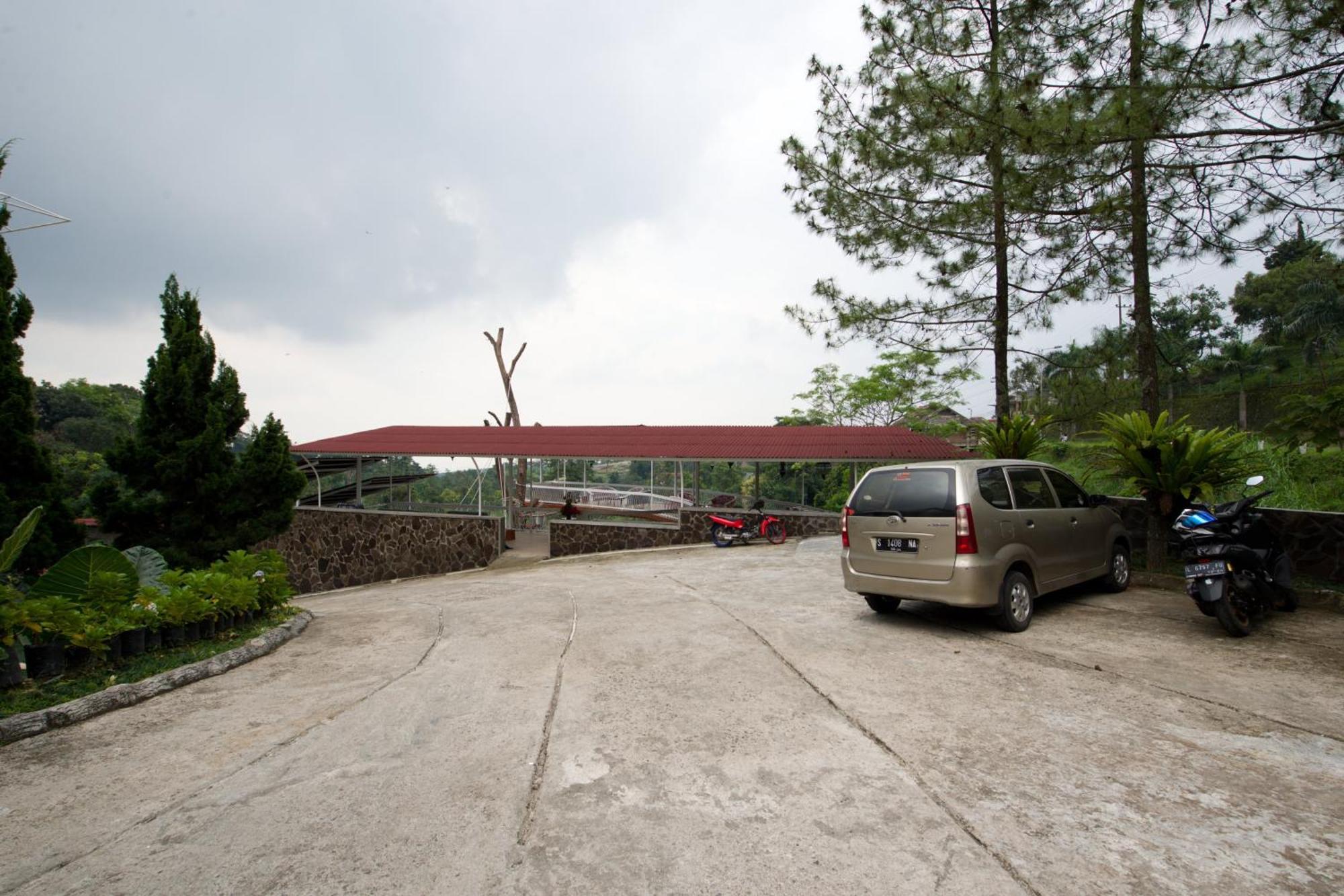 Capital O 3359 Pondok Wisata Jaden Trawas Mojokerto Екстериор снимка